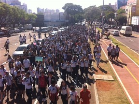 Estudantes saem às ruas em Maringá contra reforma na educação